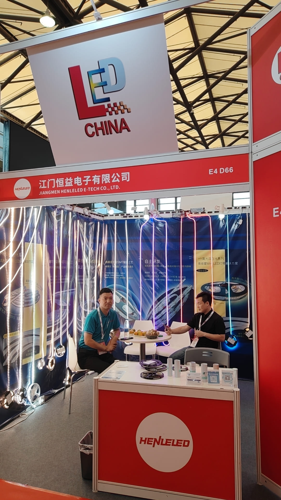 Business meeting at the lighting exhibition, showcasing the full range of flexible LED strip solutions and customized lighting displays.